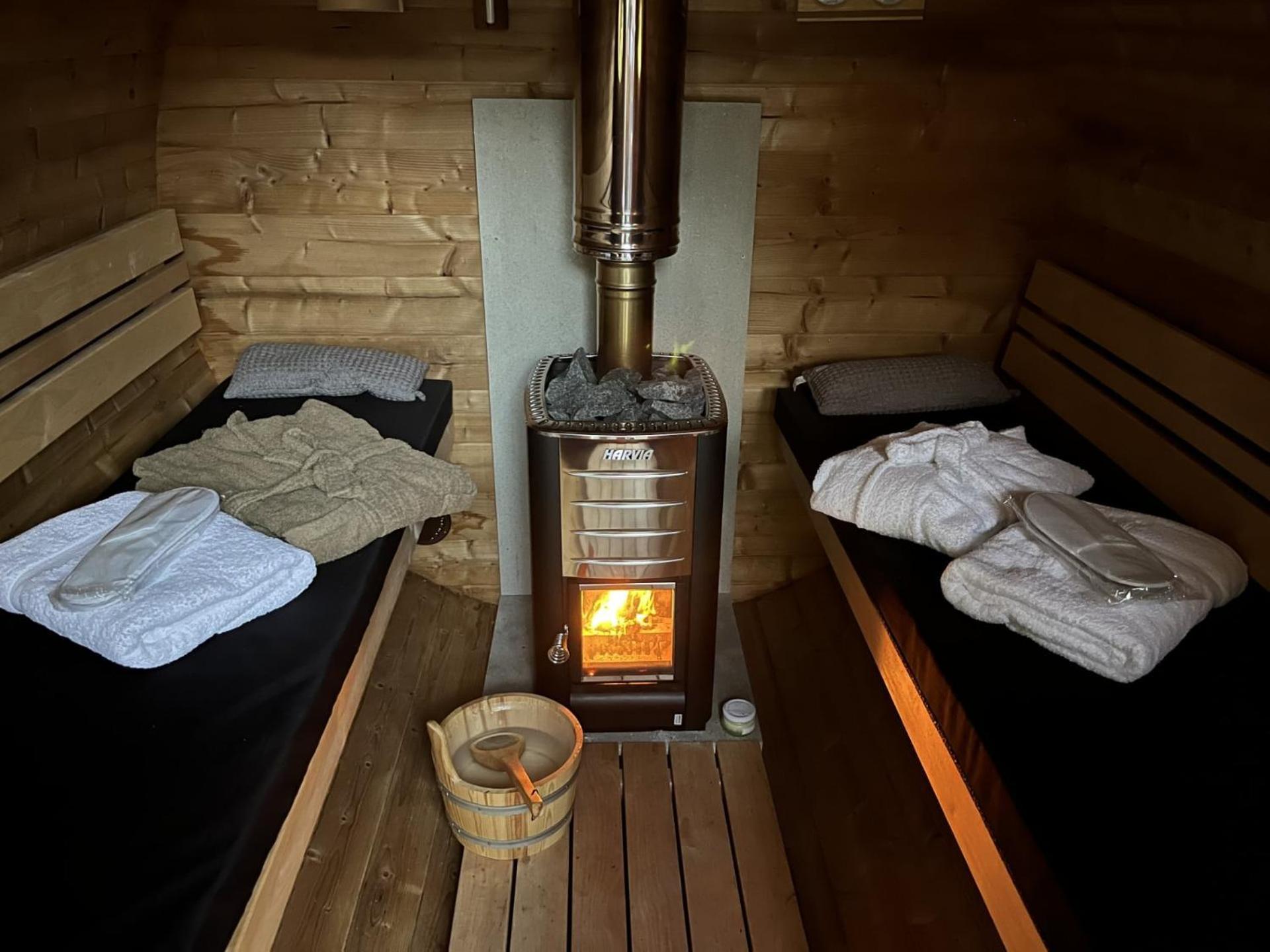 Bed & Breakfast+ De Kooimolen Dreumel Bagian luar foto